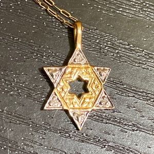10k necklace with white/yellow gold star pendant